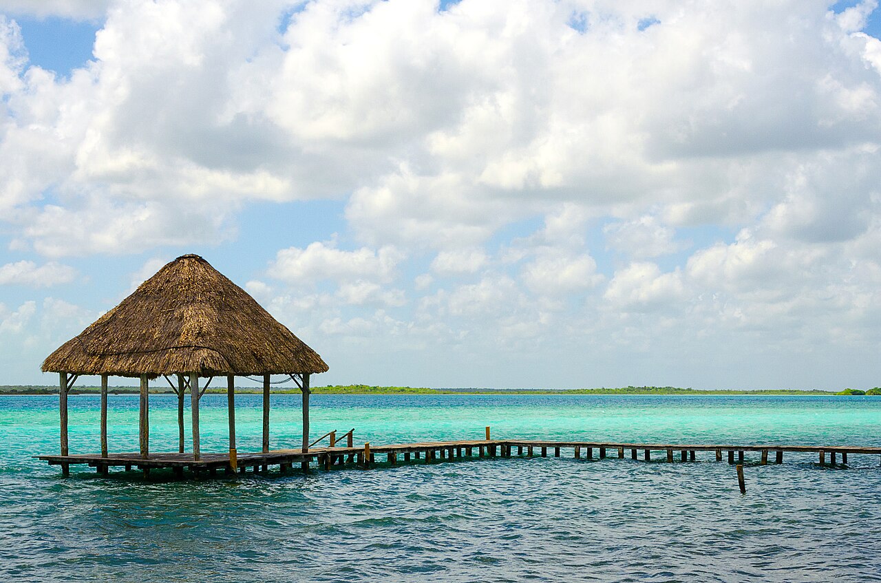 Ponton et palapa sur la lagune de Bacalar