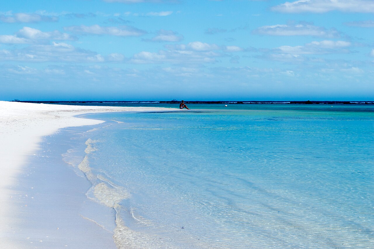 Plage de sable blanc et eau turquoise